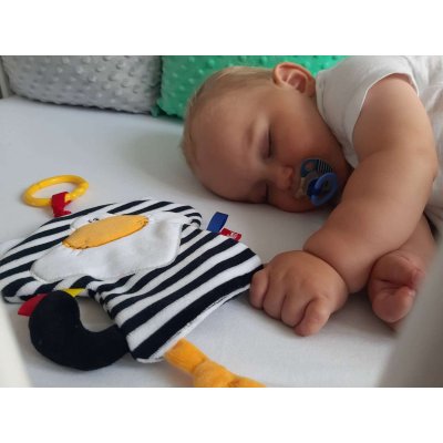 MOMS CARE Závěsná šustící hračka Kočka - 75272_003